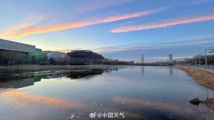 北京彩带状朝霞装扮天空