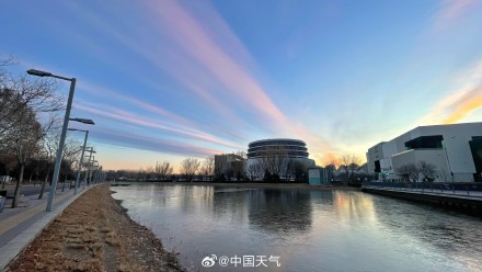 北京彩带状朝霞装扮天空