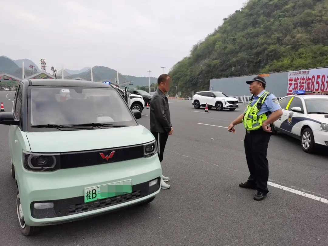 “我的驾照是因吸毒注销的!” 民警一查,有情况…… “我的驾照是因吸毒注销的!” 民警一查,有情况……