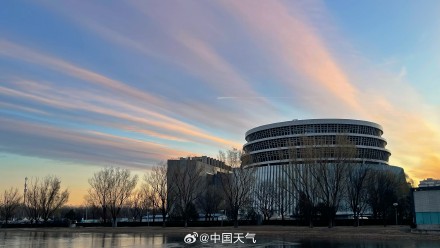 北京彩带状朝霞装扮天空