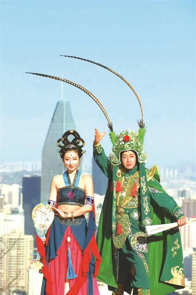 “兰哈顿”火爆出圈!游客感受兰州现代魅力 “兰哈顿”火爆出圈!游客感受兰州现代魅力