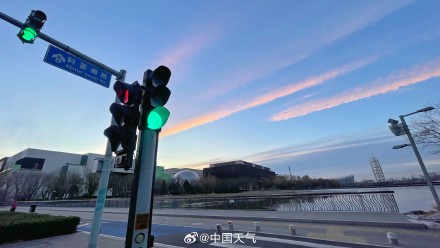 北京彩带状朝霞装扮天空