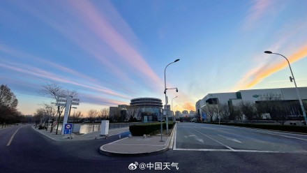 北京彩带状朝霞装扮天空