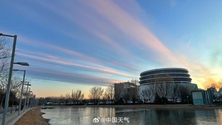 北京彩带状朝霞装扮天空