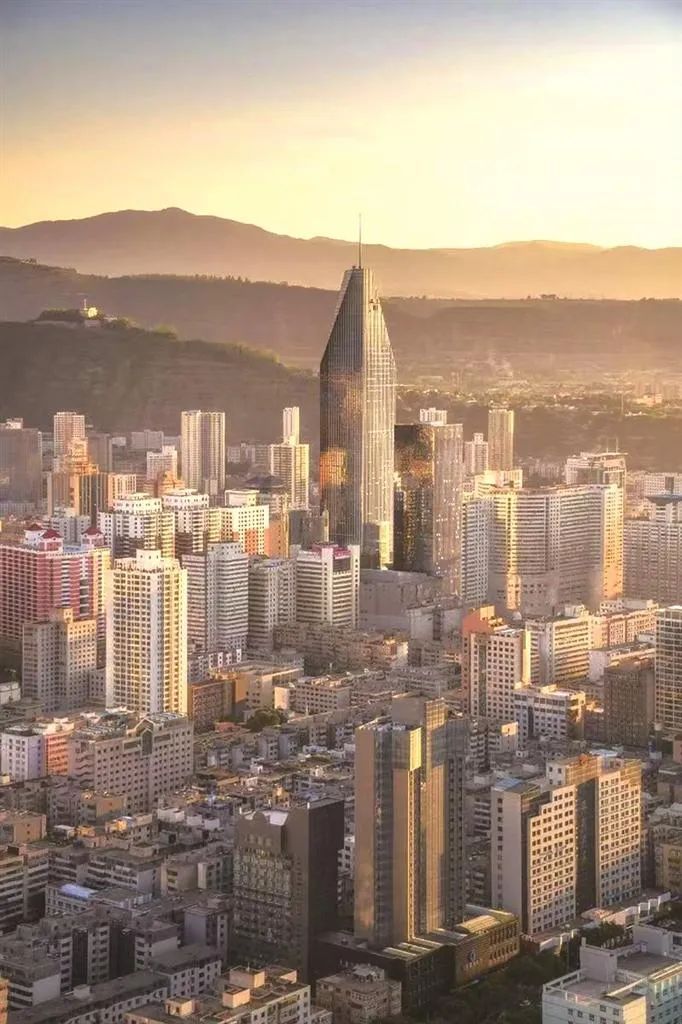 “兰哈顿”火爆出圈!游客感受兰州现代魅力 “兰哈顿”火爆出圈!游客感受兰州现代魅力