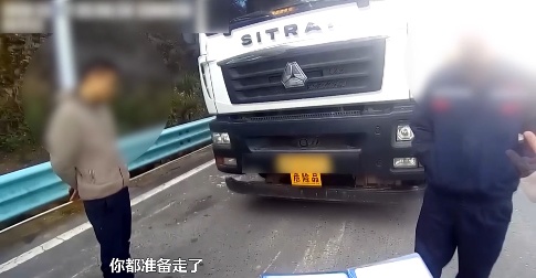 “简直乱来！”油罐车违停高速，驾驶员车旁此举，民警忍不住怒斥...