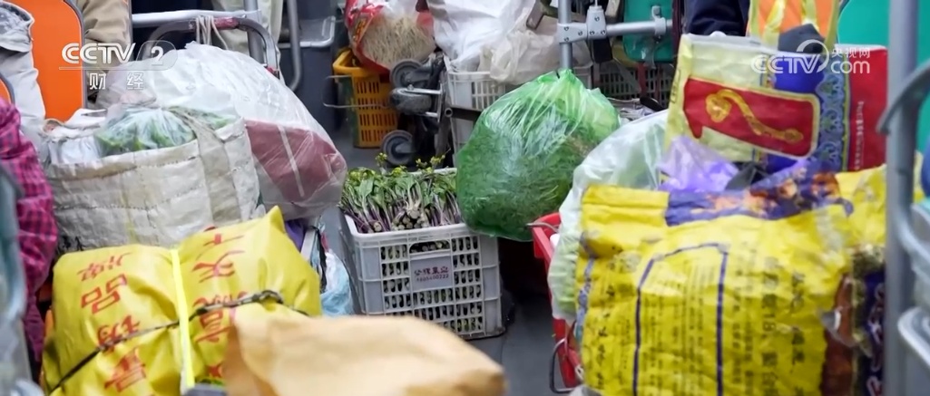 惠农助农“卖菜公交”暖人心 送来满城“烟火气” 惠农助农“卖菜公交”暖人心 送来满城“烟火气”