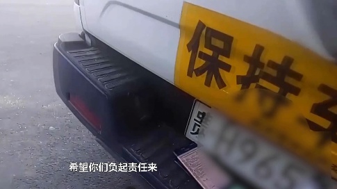 “简直乱来！”油罐车违停高速，驾驶员车旁此举，民警忍不住怒斥...