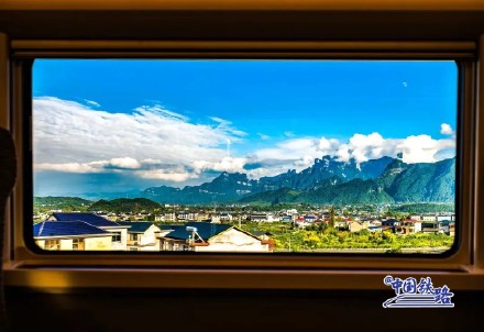 坐中国高铁看山河入画