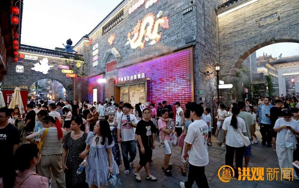 南昌万寿宫，“火出圈”背后藏着怎样的“绣花功”？