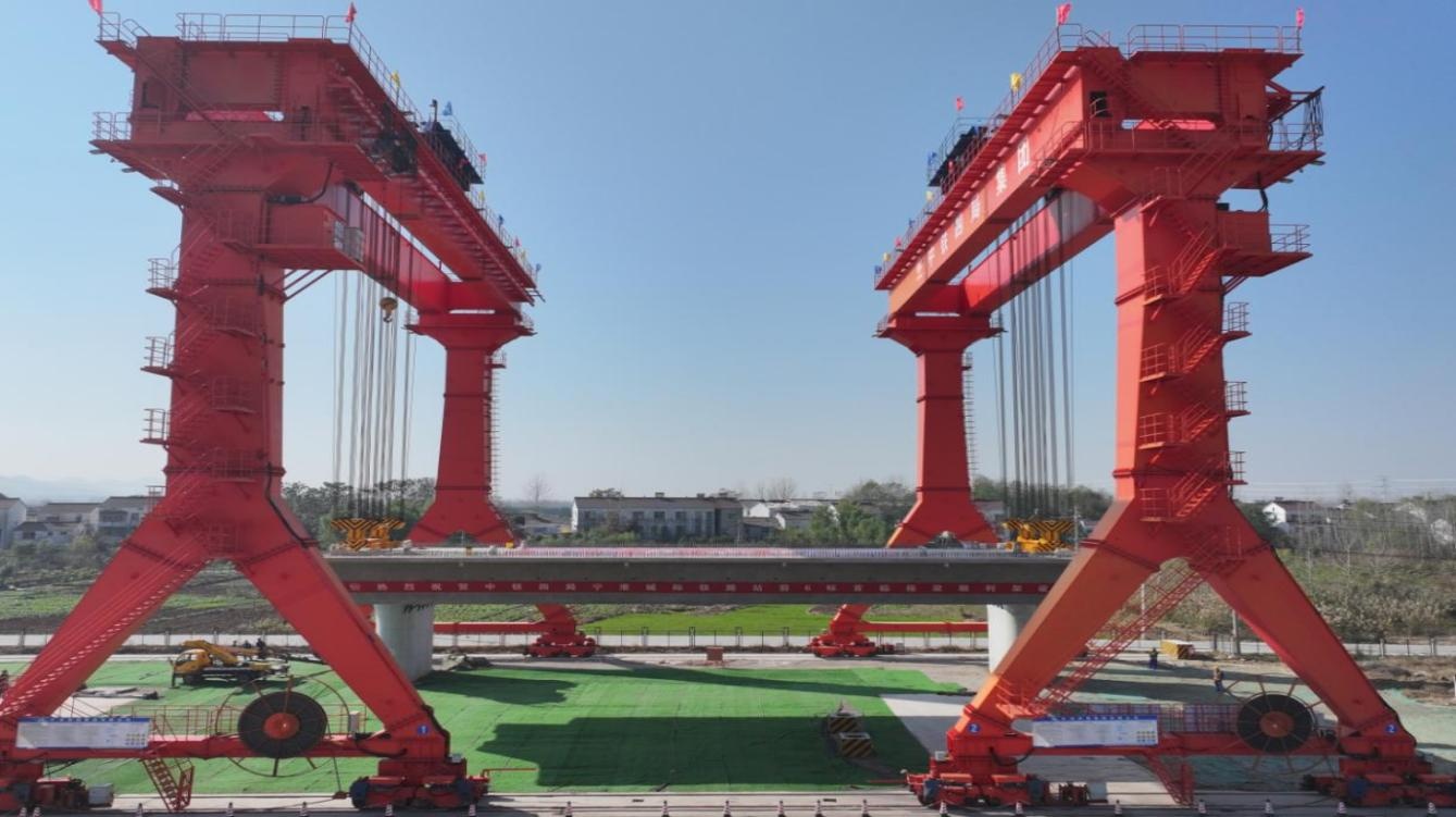 宁淮（南京-淮安）城际铁路南京段首榀箱梁成功架设