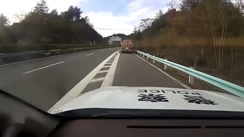 “简直乱来！”油罐车违停高速，驾驶员车旁此举，民警忍不住怒斥...