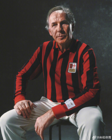 AC米兰推出125周年纪念球衣套装