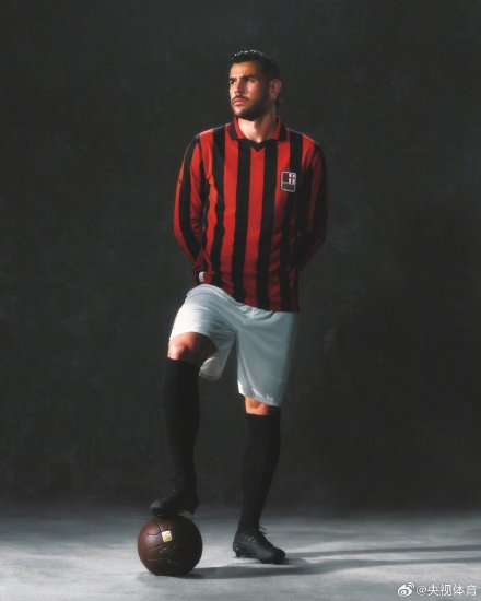 AC米兰推出125周年纪念球衣套装