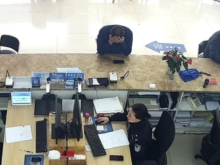 “原来我和妈妈长得这么像!我也是有妈妈的孩子了……” “原来我和妈妈长得这么像!我也是有妈妈的孩子了……”