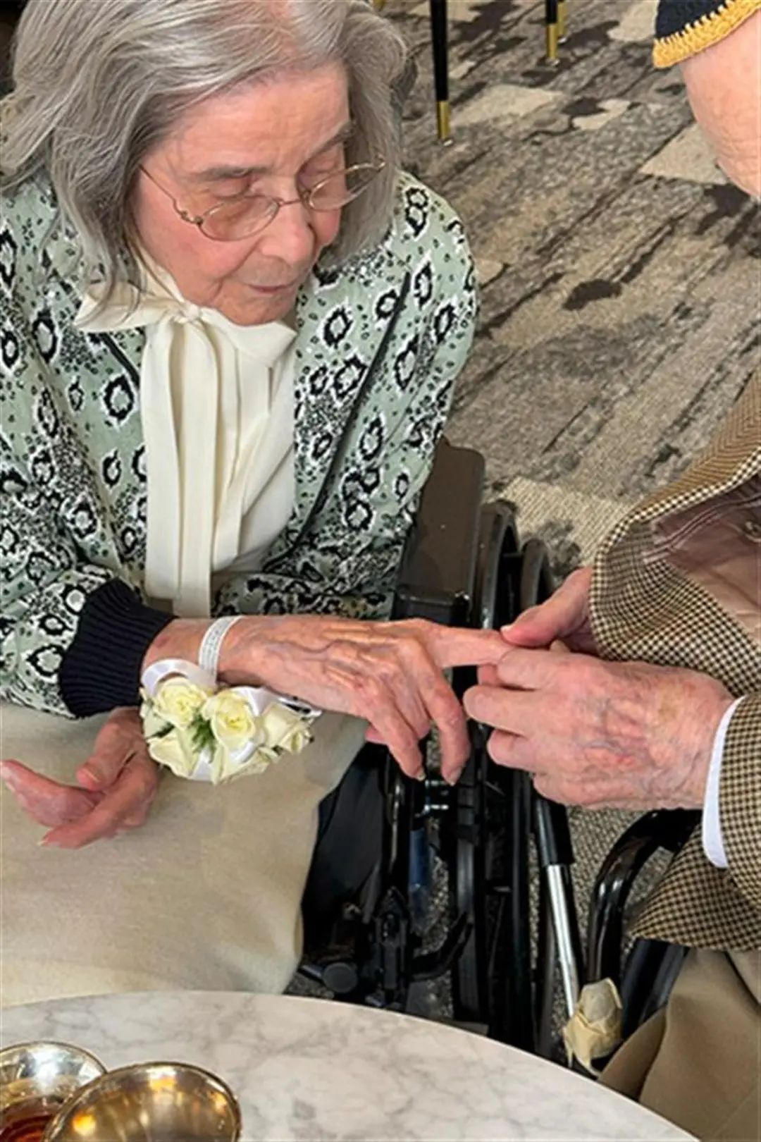 100岁的他娶了102岁的她!相识于养老院...网友:纯爱战神 100岁的他娶了102岁的她!相识于养老院...网友:纯爱战神