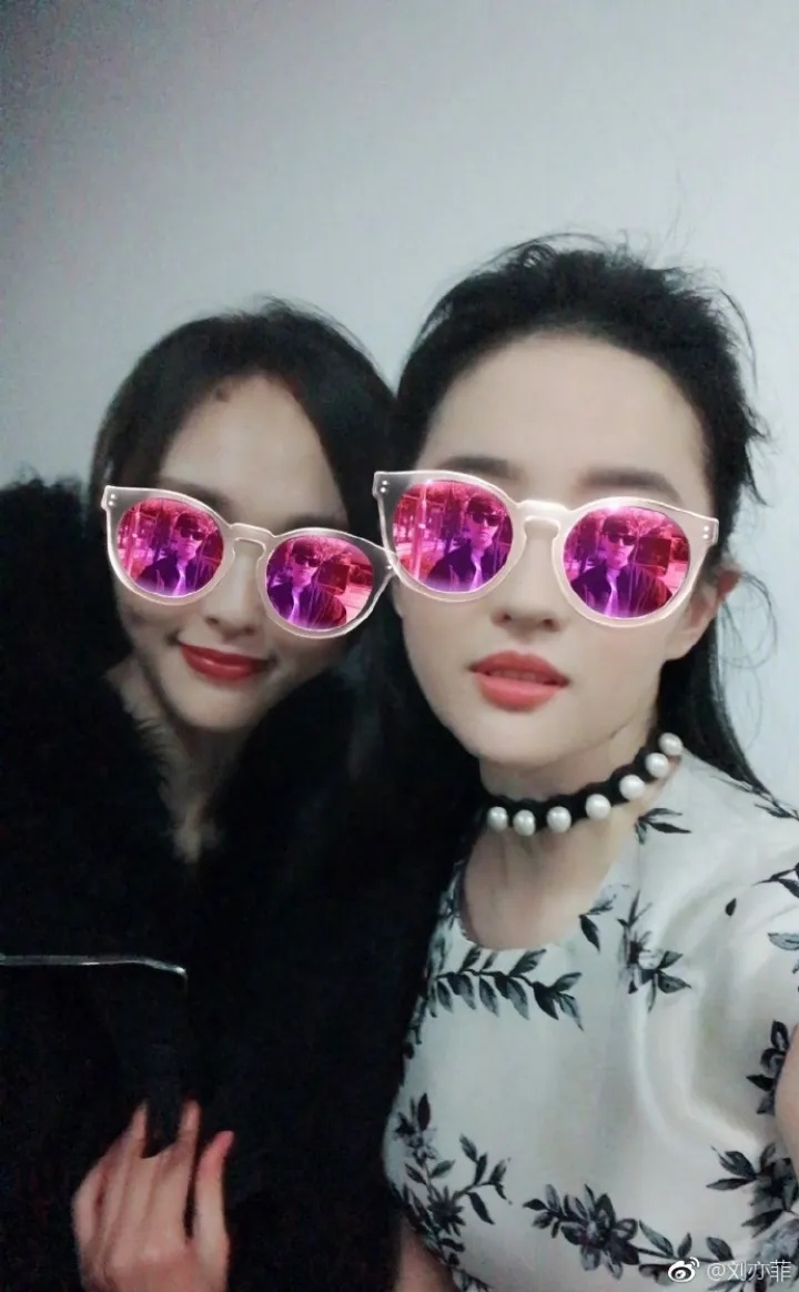 超十年友谊！刘亦菲为唐嫣庆生