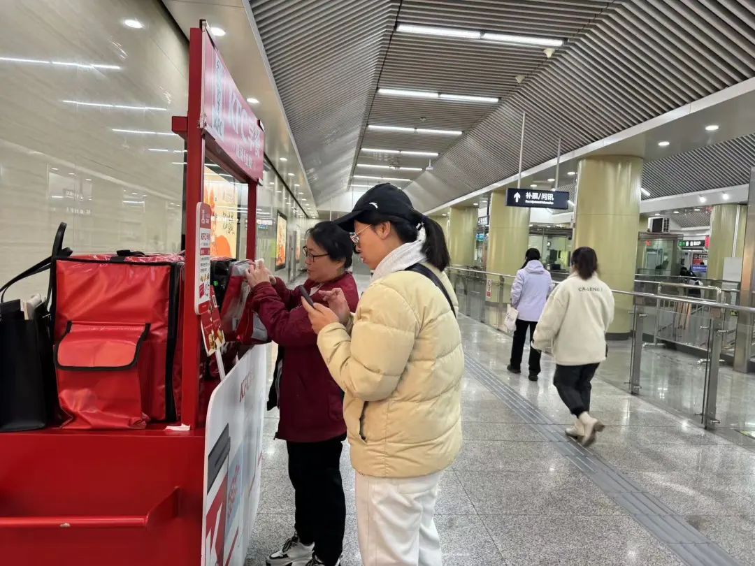 早餐车、共享充电宝、寄存柜……北京的地铁站越来越全面了