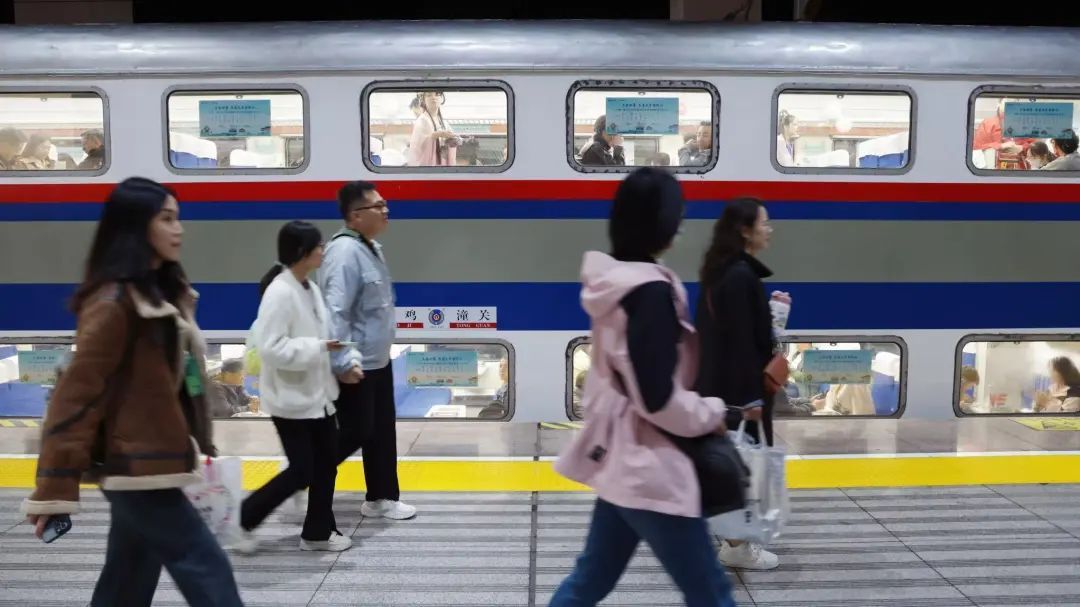 爆火双层列车,限时上线运行! 爆火双层列车,限时上线运行!