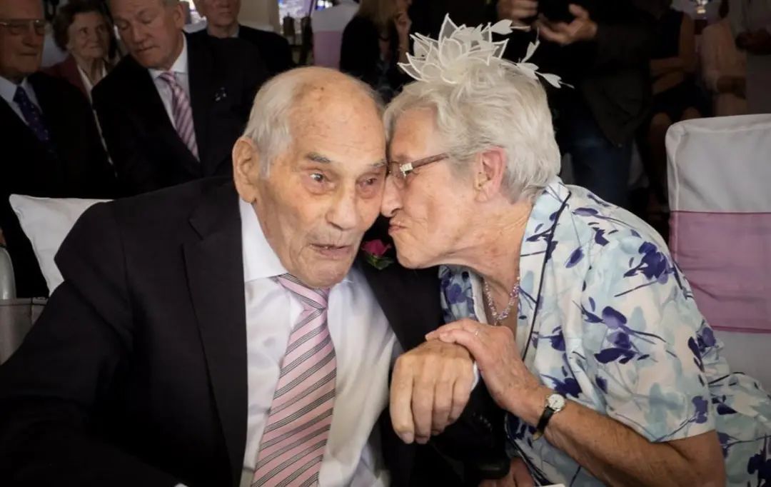 他们结婚创下吉尼斯世界纪录!网友:纯爱战神 他们结婚创下吉尼斯世界纪录!网友:纯爱战神