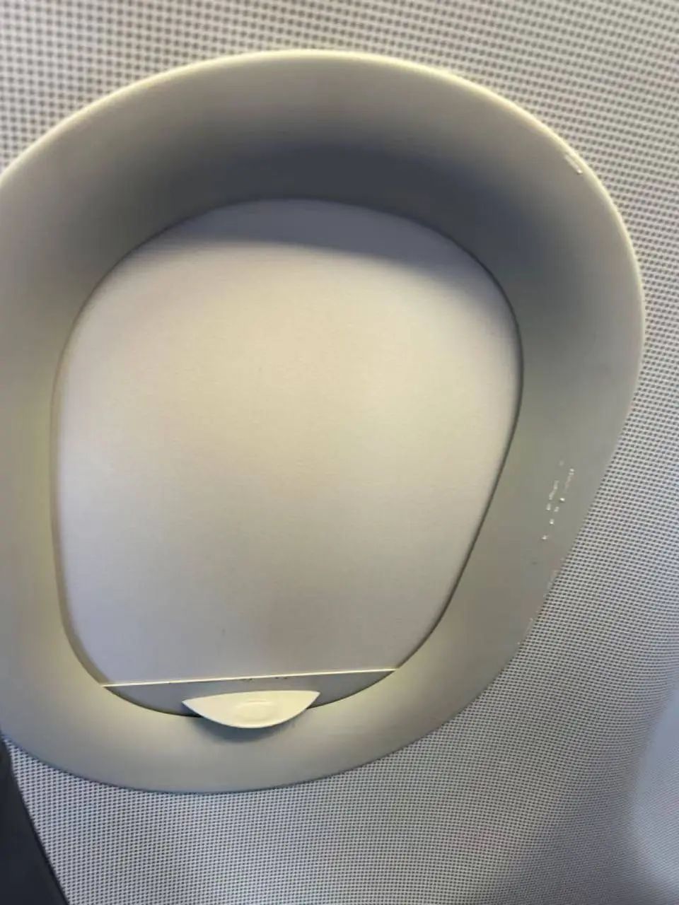 乘客曝光飞机舷窗是用胶带固定？航司表示不影响，网友：空中绿皮...