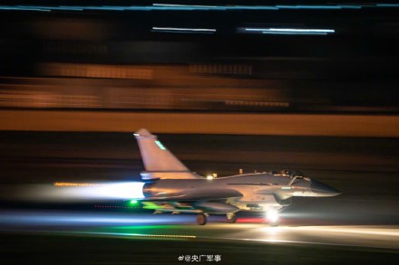 帅！空军战机暗夜出击大片