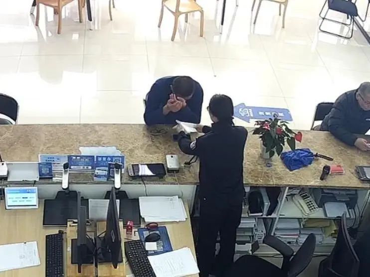 “原来我和妈妈长得这么像!我也是有妈妈的孩子了……” “原来我和妈妈长得这么像!我也是有妈妈的孩子了……”