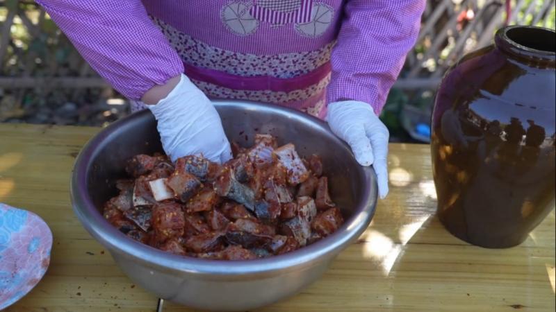 江西抚州：大雪节气腌霉鱼 美味佳肴寓意浓
