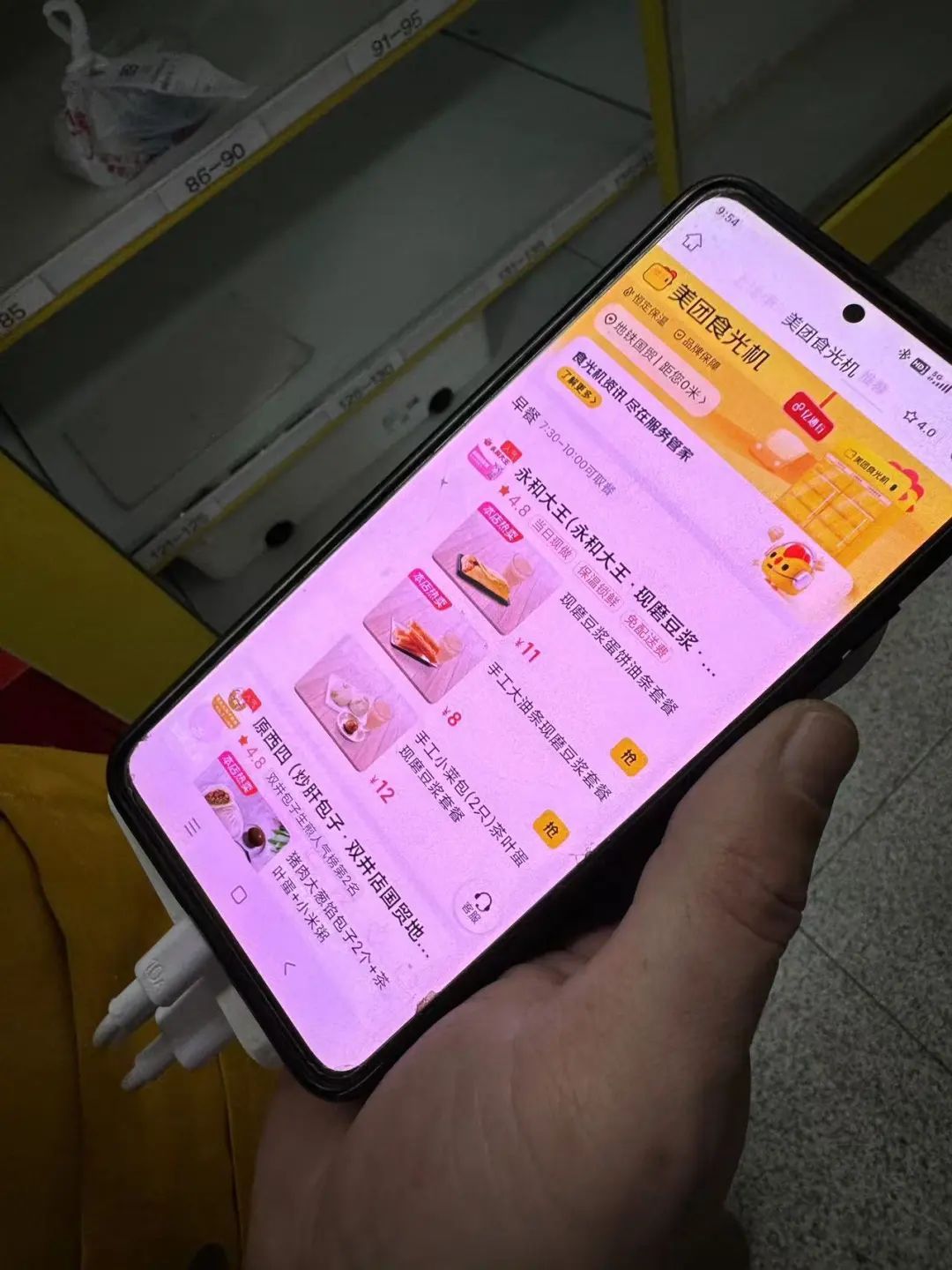 早餐车、共享充电宝、寄存柜……北京的地铁站越来越全面了