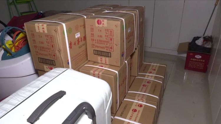 呼和浩特三名年轻男女深夜潜入地库“搬走”万元茅台酒，警方调查开锁工具不一般……