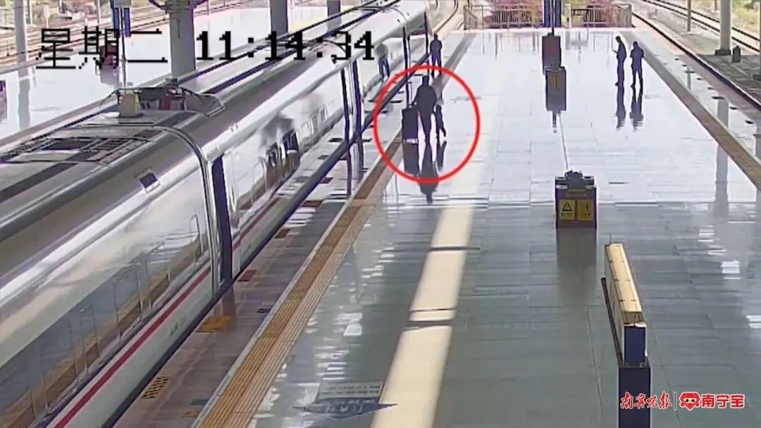 好险!距离发车不到3分钟,2岁女童掉入列车站台缝隙 好险!距离发车不到3分钟,2岁女童掉入列车站台缝隙