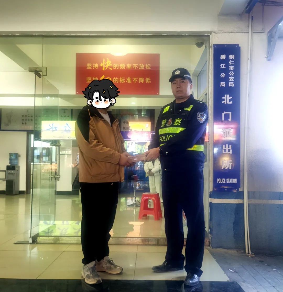 罗女士抱着一堆钱来到了派出所......