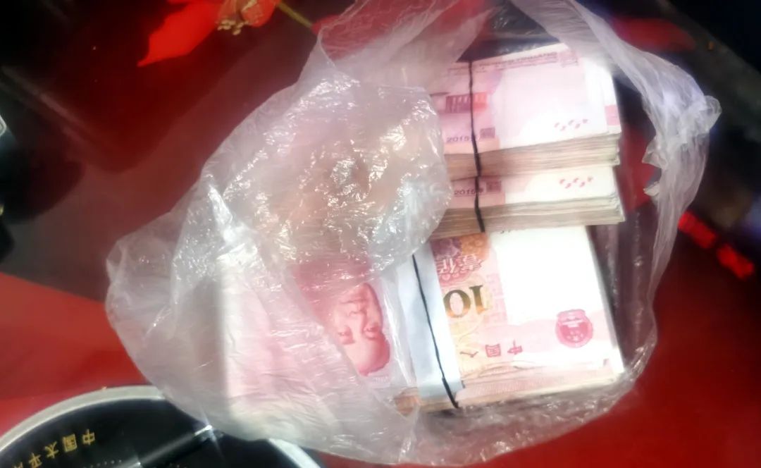 罗女士抱着一堆钱来到了派出所......