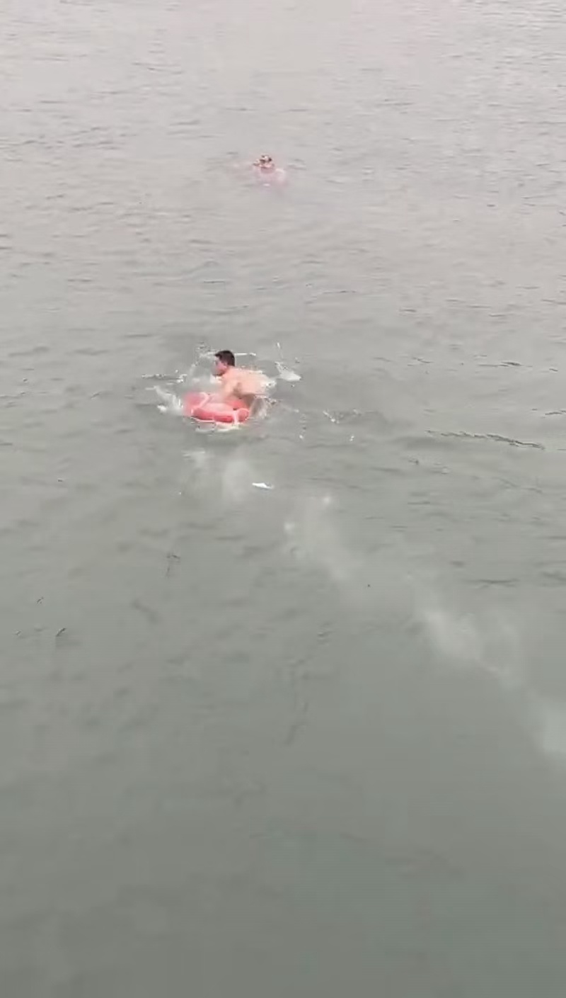 退伍不褪色！男子落水，他二话不说飞身跃进冰冷河中