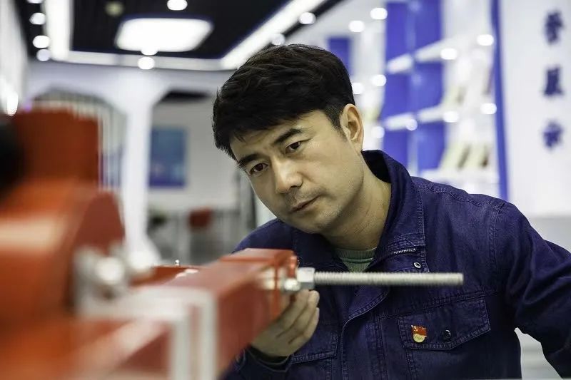 高压线上带电作业,他做到了“教科书级” 高压线上带电作业,他做到了“教科书级”