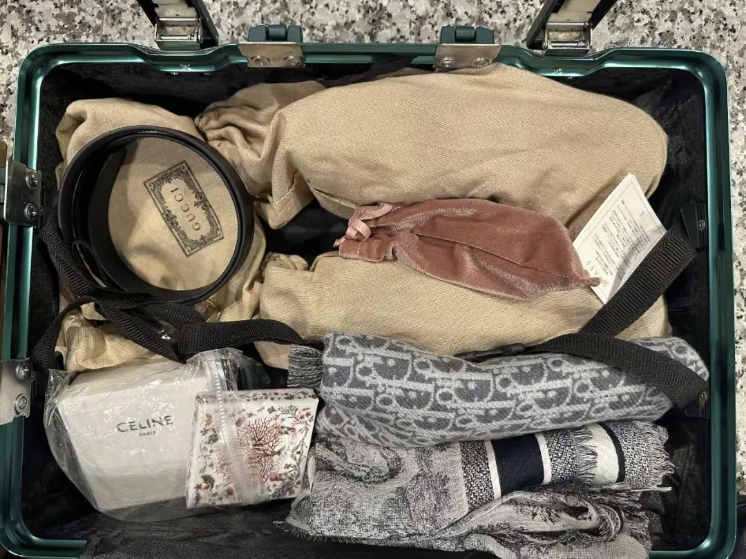 海关查获20余万元奢侈品，还发现了一张古怪的符…