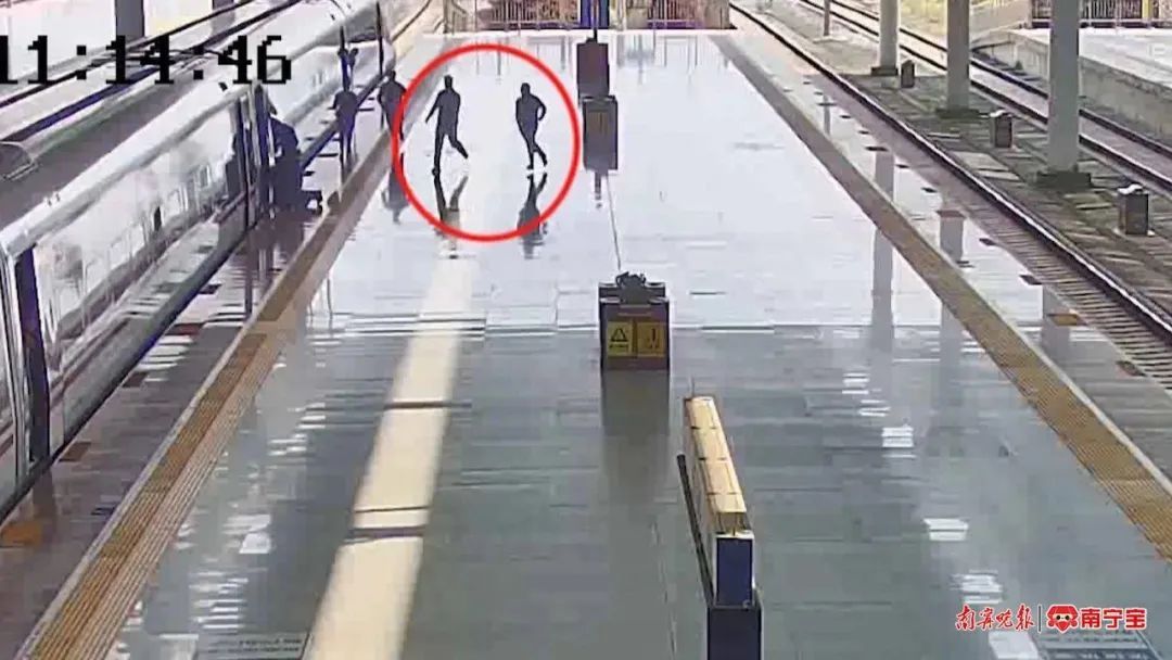 好险!距离发车不到3分钟,2岁女童掉入列车站台缝隙 好险!距离发车不到3分钟,2岁女童掉入列车站台缝隙