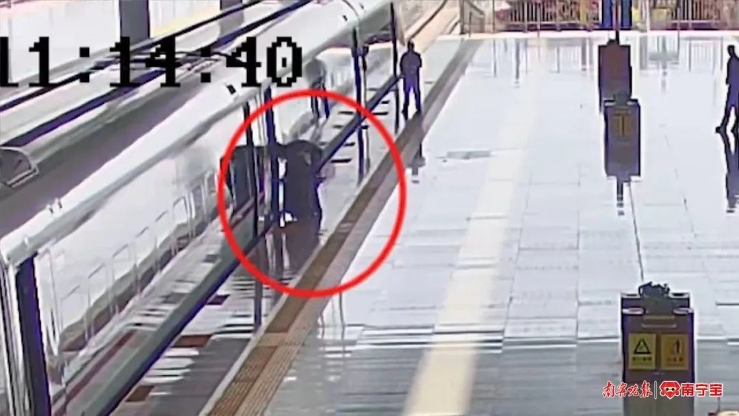 好险!距离发车不到3分钟,2岁女童掉入列车站台缝隙 好险!距离发车不到3分钟,2岁女童掉入列车站台缝隙