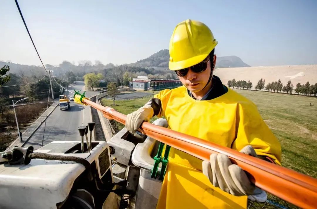 高压线上带电作业,他做到了“教科书级” 高压线上带电作业,他做到了“教科书级”