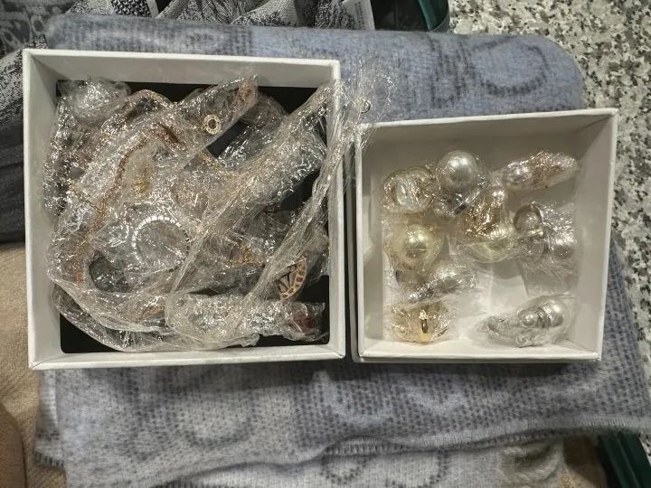 海关查获20余万元奢侈品，还发现了一张古怪的符…