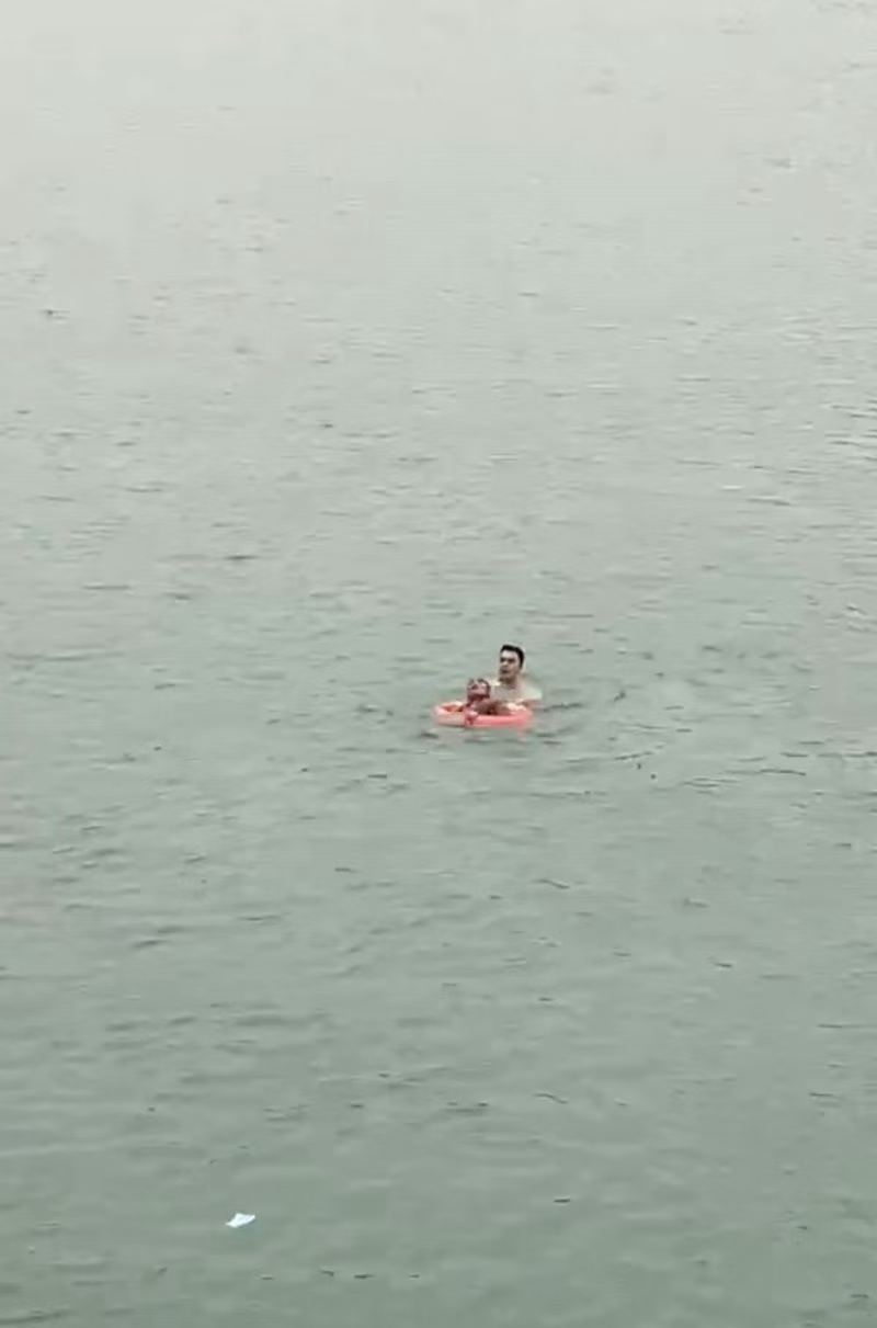 退伍不褪色！男子落水，他二话不说飞身跃进冰冷河中