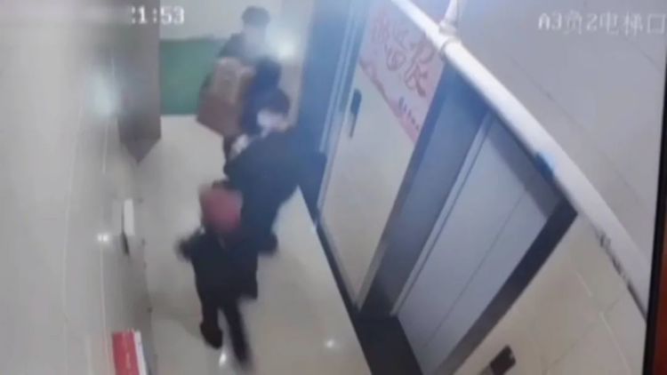 呼和浩特三名年轻男女深夜潜入地库“搬走”万元茅台酒，警方调查开锁工具不一般……