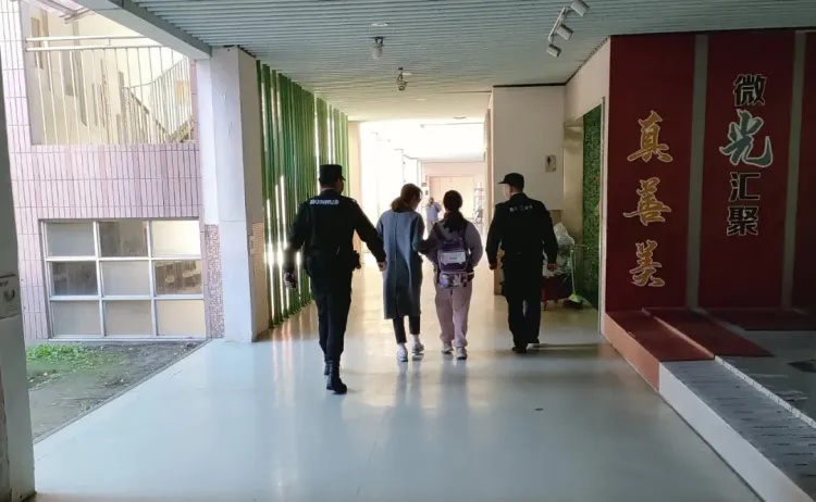 孩子送进学校却不见了?老师家长都在找…… 孩子送进学校却不见了?老师家长都在找……