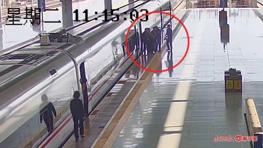 好险!距离发车不到3分钟,2岁女童掉入列车站台缝隙 好险!距离发车不到3分钟,2岁女童掉入列车站台缝隙