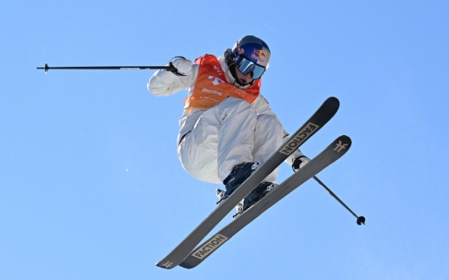 谷爱凌夺冠！第一跳失误摔倒