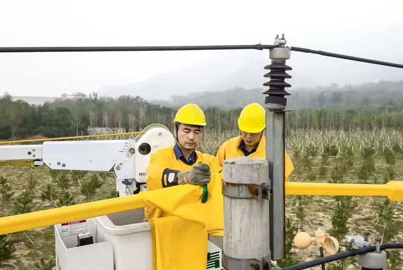 高压线上带电作业,他做到了“教科书级” 高压线上带电作业,他做到了“教科书级”