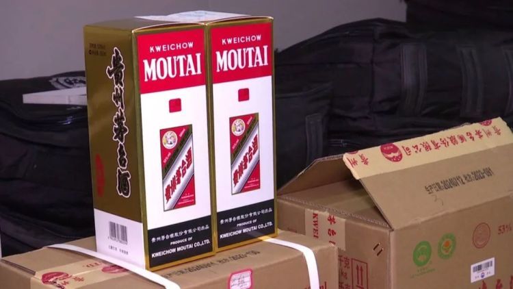 呼和浩特三名年轻男女深夜潜入地库“搬走”万元茅台酒，警方调查开锁工具不一般……