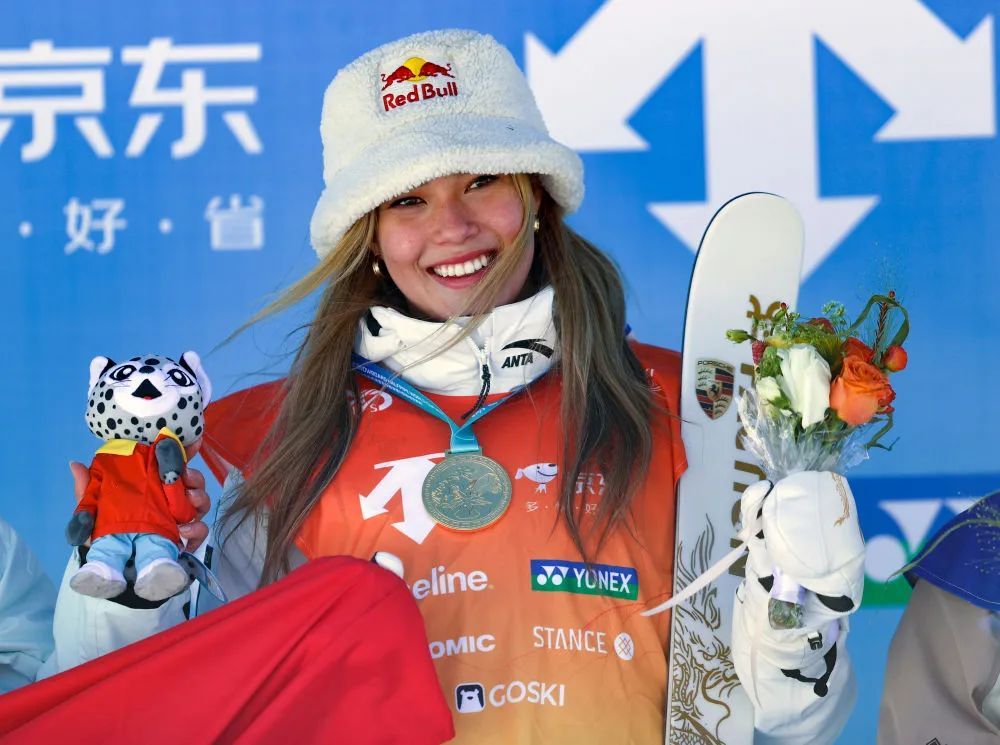 谷爱凌摔倒了…… 谷爱凌摔倒了……