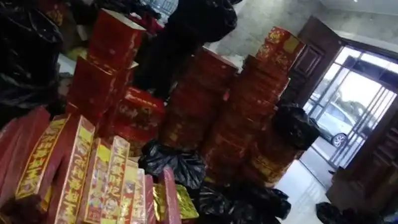 存在巨大安全隐患！男子为赚一笔竟非法售卖，家里囤了300多箱……上海警方出手