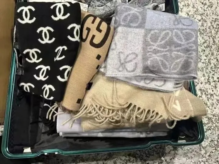 无语！一对男女带超量奢侈品入境，还做了张“海关全瞎符”……